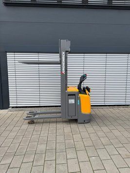 Použit&aacute; manipulačn&aacute; technika Jungheinrich ERC 216z - 525DZ Triplex Initalhub &mdash; Booster Lift