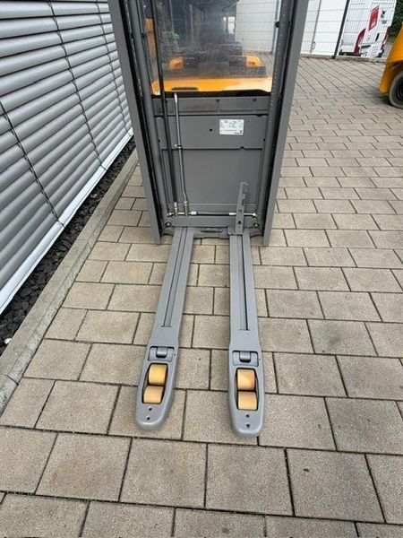 Použit&aacute; manipulačn&aacute; technika Jungheinrich ERC 216z - 525DZ Triplex Initalhub &mdash; Booster Lift