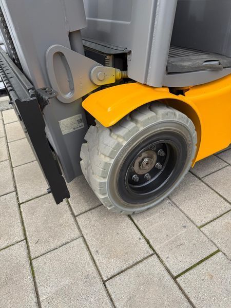 Použit&aacute; manipulačn&aacute; technika Jungheinrich EFG 218K &mdash; Booster Lift