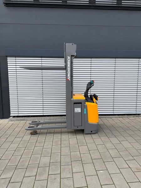 Použit&aacute; manipulačn&aacute; technika Jungheinrich ERC 216z - 525DZ Triplex Initalhub &mdash; Booster Lift