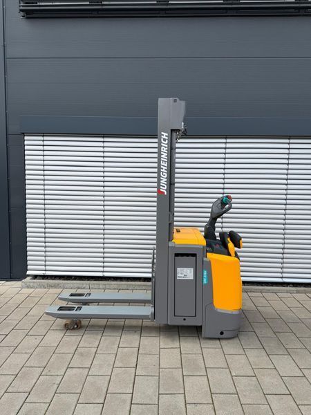 Použit&aacute; manipulačn&aacute; technika Jungheinrich ERC 216z - 525DZ Triplex Initalhub &mdash; Booster Lift