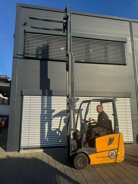 Použit&aacute; manipulačn&aacute; technika Jungheinrich EFG 215 &mdash; Booster Lift