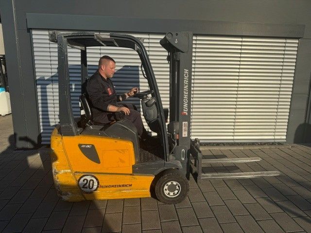 Použit&aacute; manipulačn&aacute; technika Jungheinrich EFG 215 &mdash; Booster Lift