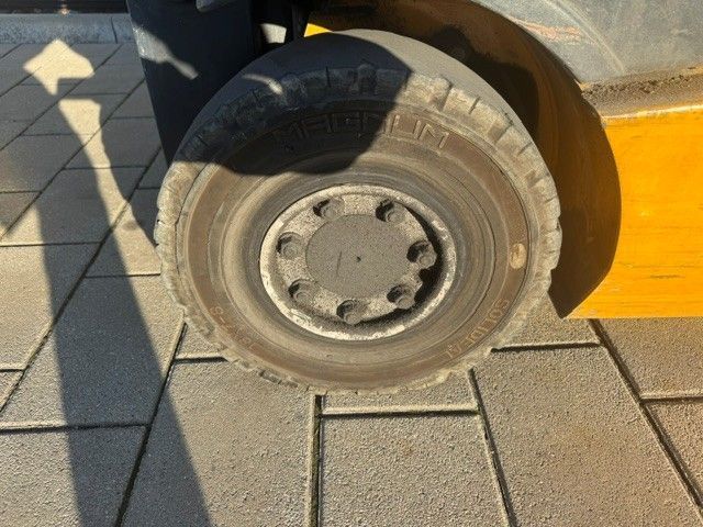 Použit&aacute; manipulačn&aacute; technika Jungheinrich EFG 215 &mdash; Booster Lift