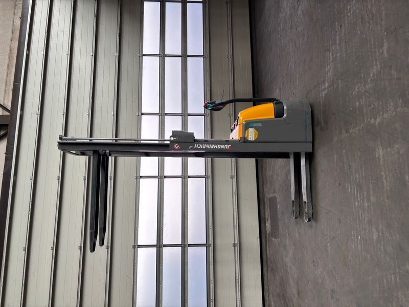 Použit&aacute; manipulačn&aacute; technika Jungheinrich EJC 110 Li-Lion &mdash; Booster Lift