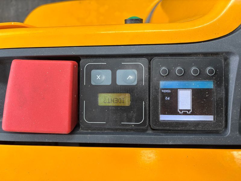 Použit&aacute; manipulačn&aacute; technika Jungheinrich EJC 110 Li-Lion &mdash; Booster Lift
