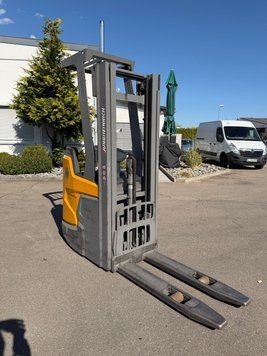 Used material handling equipment Jungheinrich ERC 214i lion 4.7m/ 2022y/ 1059h &mdash; Booster Lift