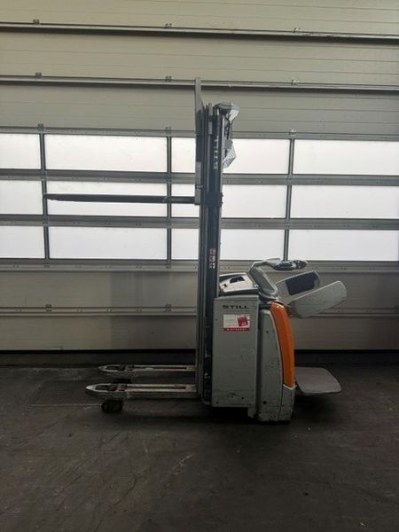 Použit&aacute; manipulačn&aacute; technika Still EXV-SF14 mit Initialhub &mdash; Booster Lift