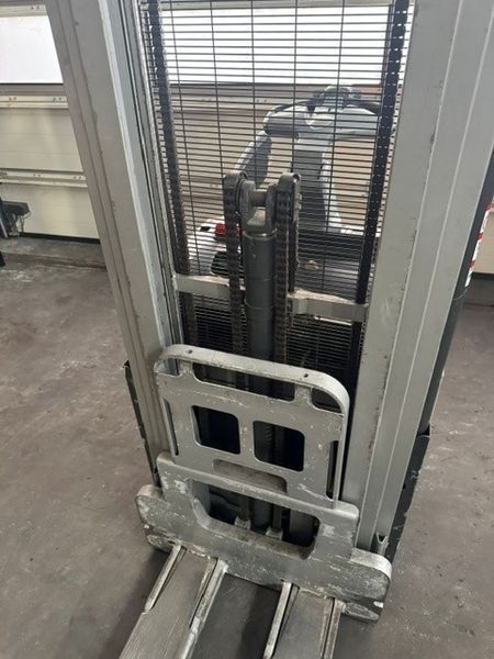 Použit&aacute; manipulačn&aacute; technika Still EXV-SF14 mit Initialhub &mdash; Booster Lift
