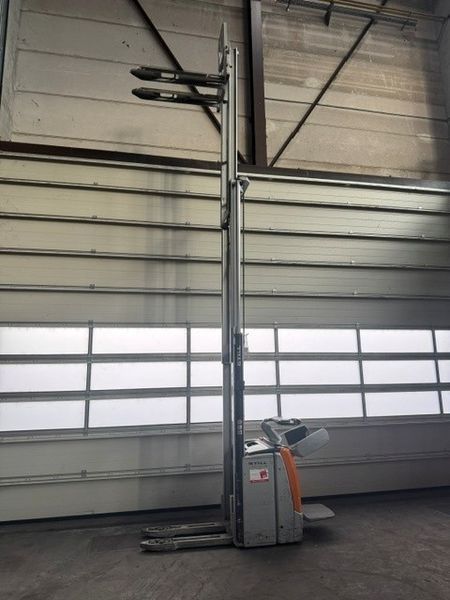 Použit&aacute; manipulačn&aacute; technika Still EXV-SF14 mit Initialhub &mdash; Booster Lift