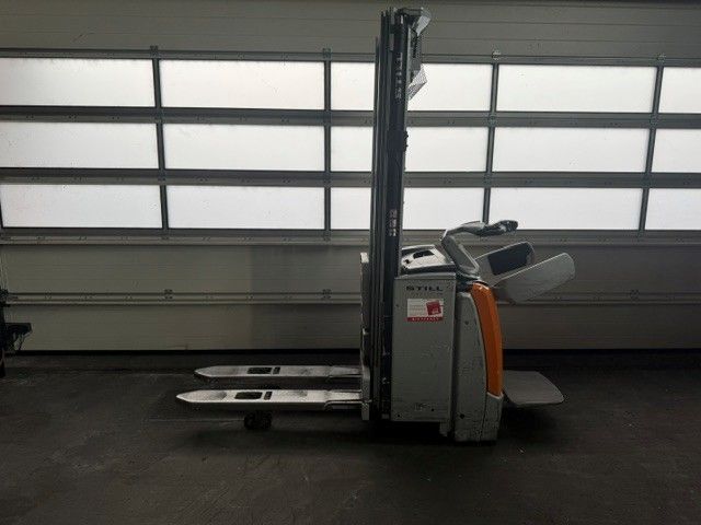 Použit&aacute; manipulačn&aacute; technika Still EXV-SF14 mit Initialhub &mdash; Booster Lift