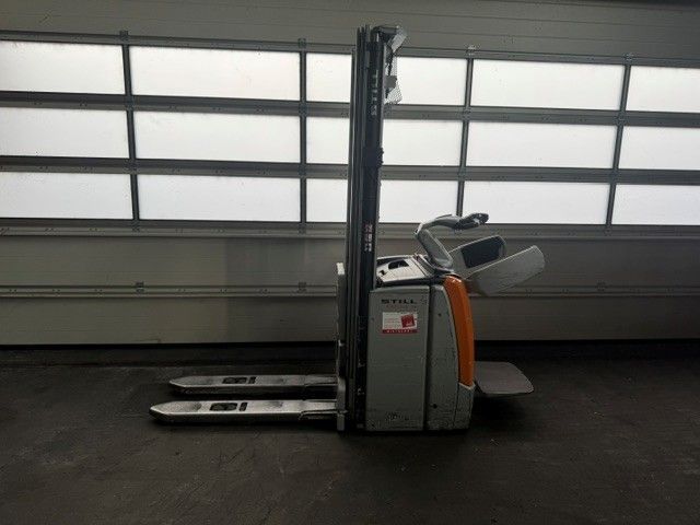 Použit&aacute; manipulačn&aacute; technika Still EXV-SF14 mit Initialhub &mdash; Booster Lift