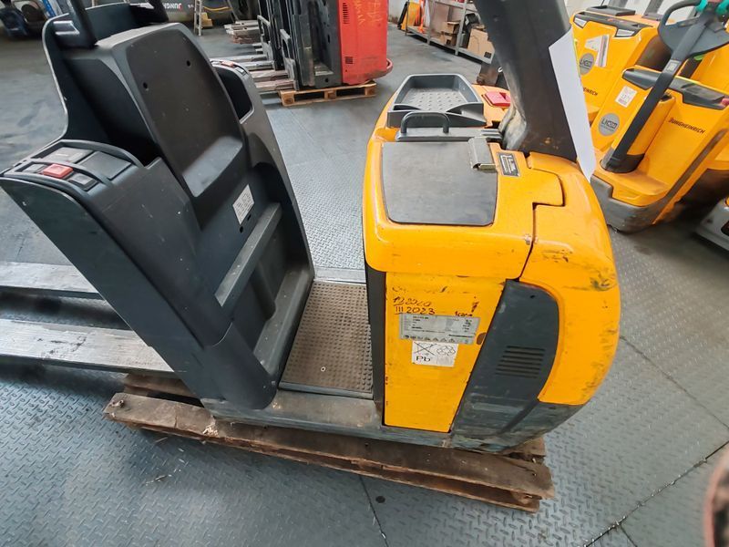 Použit&aacute; manipulačn&aacute; technika Jungheinrich ECE225 2400mm, DEFECT &mdash; Booster Lift