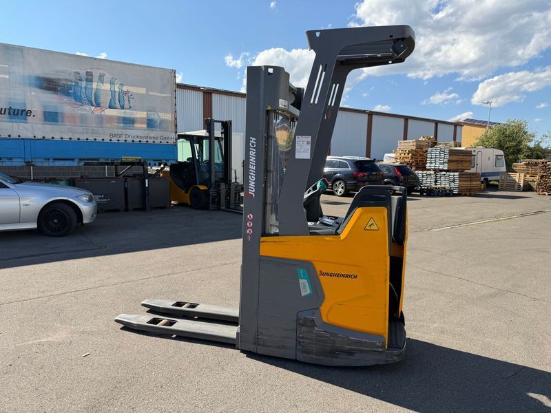 Použit&aacute; manipulačn&aacute; technika Jungheinrich ERC 214i lion 4.7m/ 2022y/ 1059h &mdash; Booster Lift