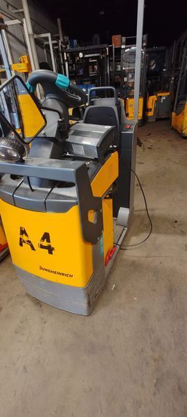 Použit&aacute; manipulačn&aacute; technika Jungheinrich EZS130 &mdash; Booster Lift