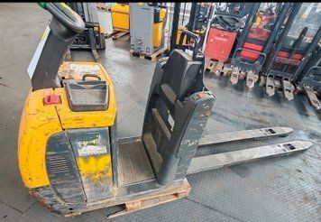 Použit&aacute; manipulačn&aacute; technika Jungheinrich ECE225 2400mm bad battery &mdash; Booster Lift