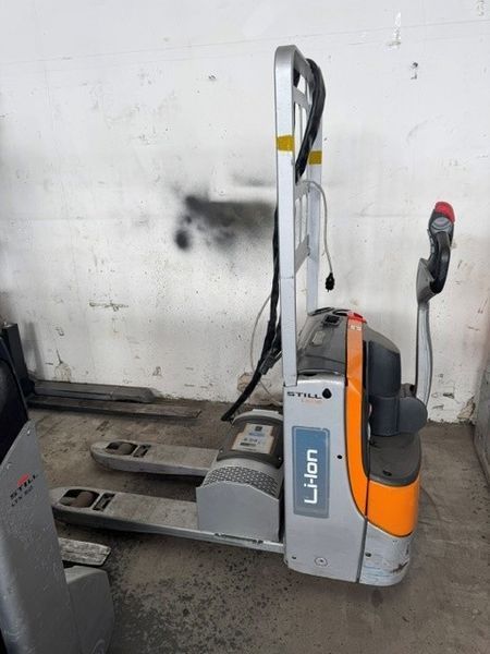 Použit&aacute; manipulačn&aacute; technika Still EXU 16 LI-Ion &mdash; Booster Lift