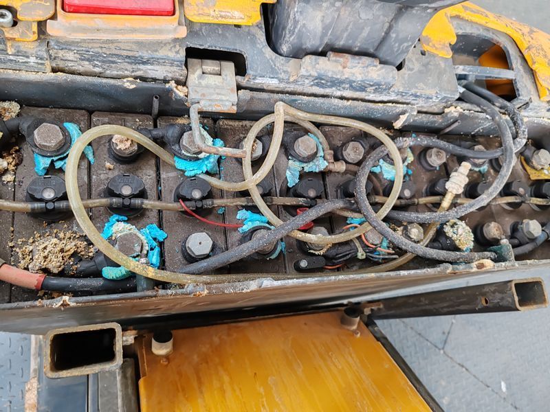Použit&aacute; manipulačn&aacute; technika Jungheinrich ECE225 2400mm bad battery &mdash; Booster Lift