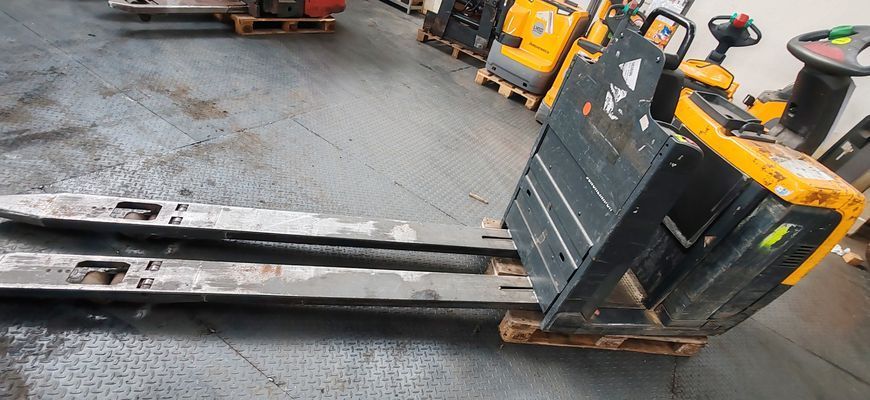 Použit&aacute; manipulačn&aacute; technika Jungheinrich ECE225 2400mm bad battery &mdash; Booster Lift