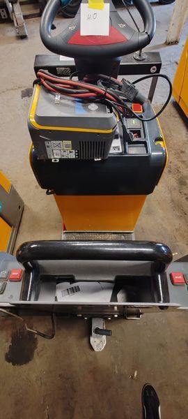 Použit&aacute; manipulačn&aacute; technika Jungheinrich EZS130 &mdash; Booster Lift