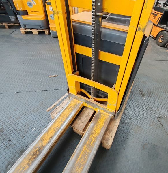 Použit&aacute; manipulačn&aacute; technika Jungheinrich ERD 120 defect &mdash; Booster Lift