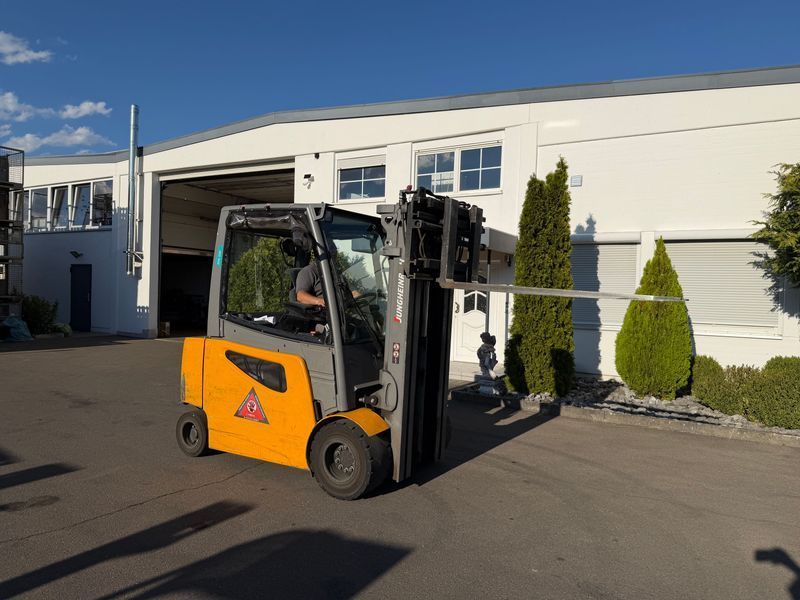 Použit&aacute; manipulačn&aacute; technika Jungheinrich EFG S30 4.7m/ 4v/ 5379h &mdash; Booster Lift