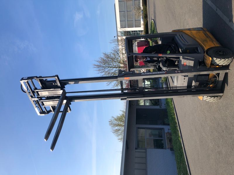 Použit&aacute; manipulačn&aacute; technika Jungheinrich EFG215 Li-ion /3.3m/ 10394h &mdash; Booster Lift
