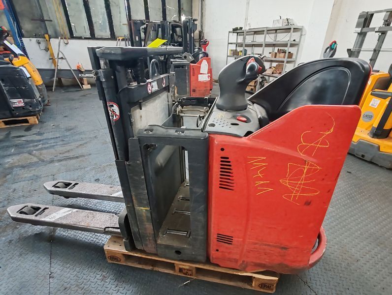 Použit&aacute; manipulačn&aacute; technika Linde L12 L HP SP / no battery &mdash; Booster Lift