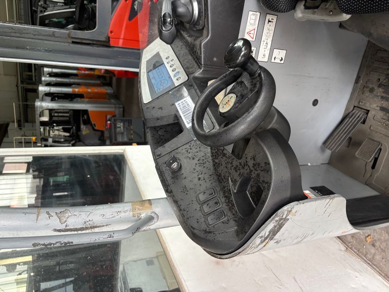 Used material handling equipment Still FM-X12 &mdash; Booster Lift