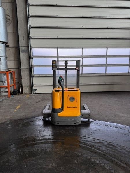 Použit&aacute; manipulačn&aacute; technika Jungheinrich EJC B 12 &mdash; Booster Lift