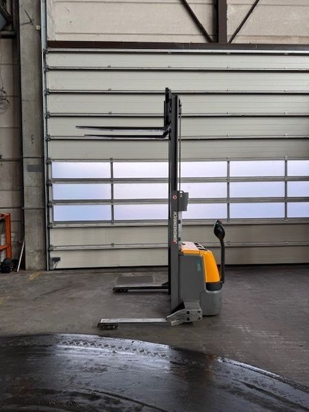 Použit&aacute; manipulačn&aacute; technika Jungheinrich EJC B 12 &mdash; Booster Lift