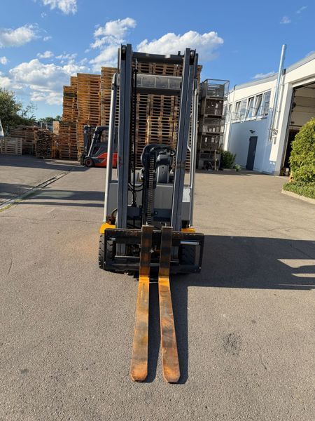 Used material handling equipment Jungheinrich EFG 110 2022y/ 3.3m/ 1127h &mdash; Booster Lift