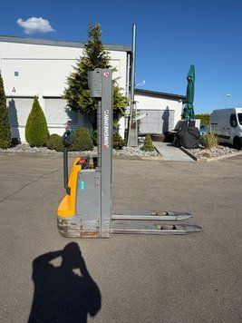 Used material handling equipment Jungheinrich EJC 112 li-ion 2.9m/ cold store &mdash; Booster Lift
