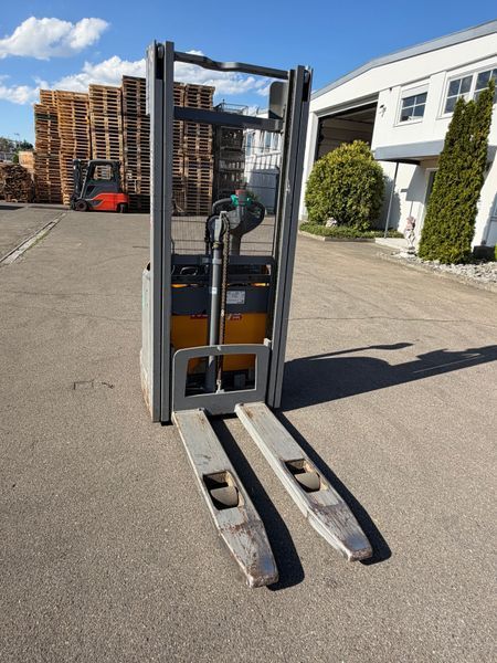 Použit&aacute; manipulačn&aacute; technika Jungheinrich EJC 112 li-ion 2.9m/ cold store &mdash; Booster Lift
