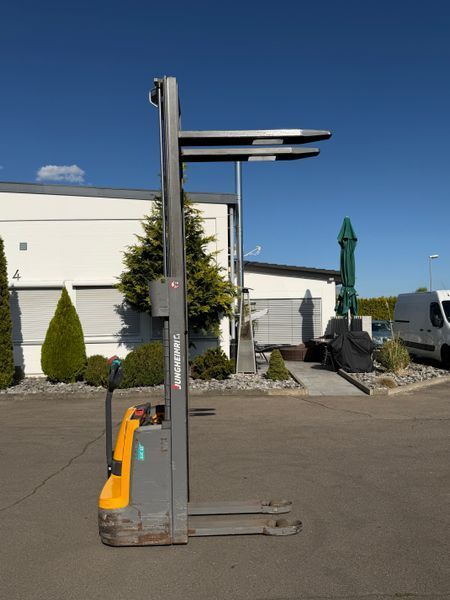 Použit&aacute; manipulačn&aacute; technika Jungheinrich EJC 112 li-ion 2.9m/ cold store &mdash; Booster Lift