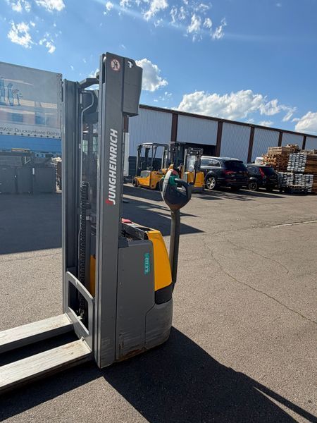 Použit&aacute; manipulačn&aacute; technika Jungheinrich EJC 112 li-ion 2.9m/ cold store &mdash; Booster Lift