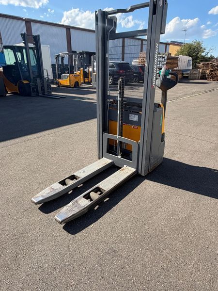Použit&aacute; manipulačn&aacute; technika Jungheinrich EJC 112 li-ion 2.9m/ cold store &mdash; Booster Lift