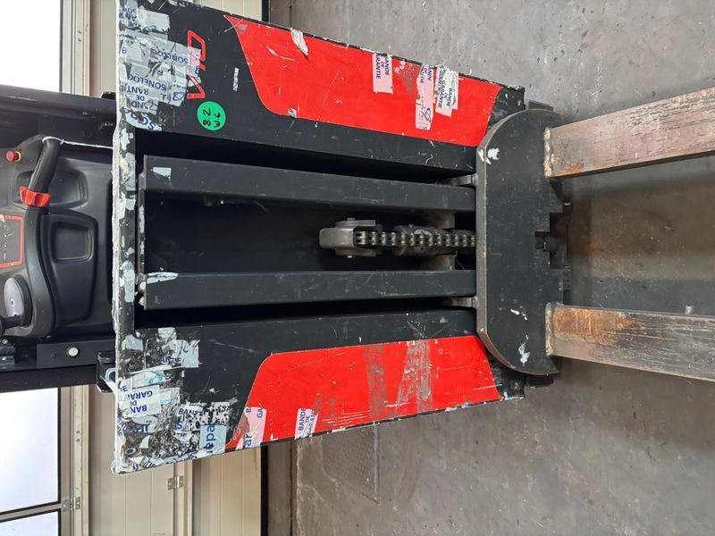 Used material handling equipment Linde V 10 &mdash; Booster Lift