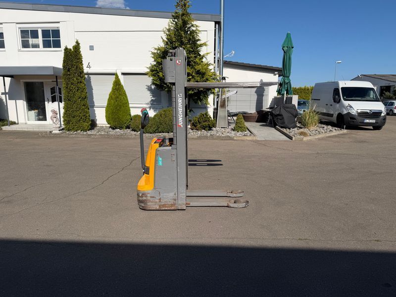 Použit&aacute; manipulačn&aacute; technika Jungheinrich EJC 112 li-ion 2.9m/ cold store &mdash; Booster Lift