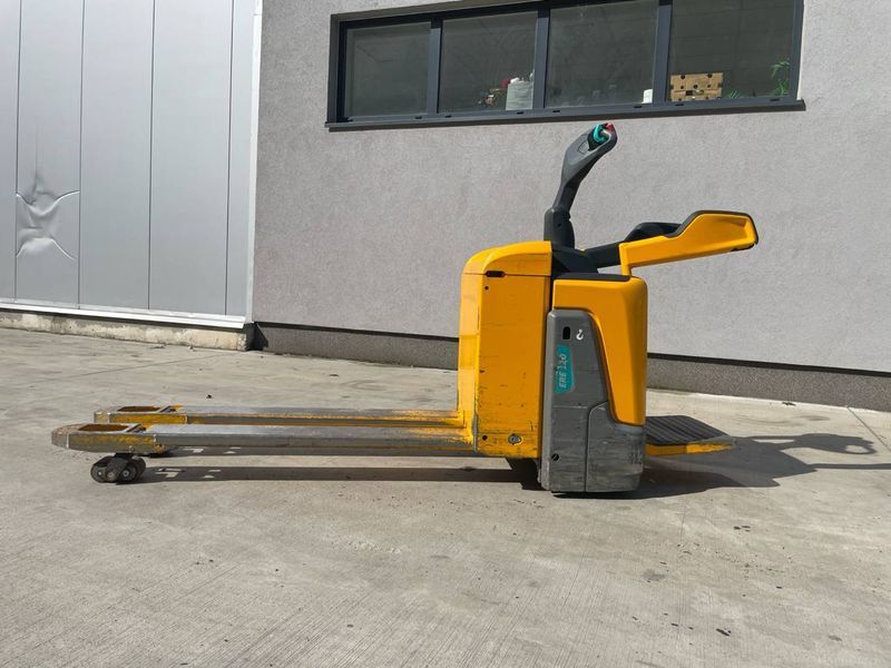 Použit&aacute; manipulačn&aacute; technika Jungheinrich ERE 120 2400mm 50% batt &mdash; Booster Lift