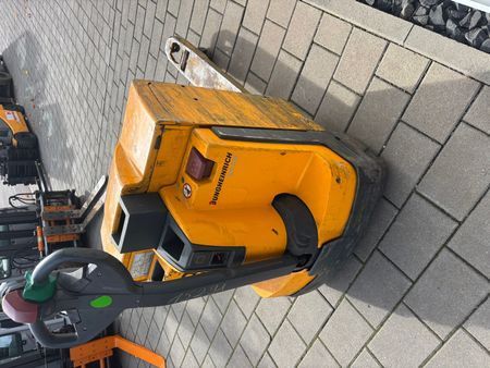 Used material handling equipment Jungheinrich EJE 225 &mdash; Booster Lift