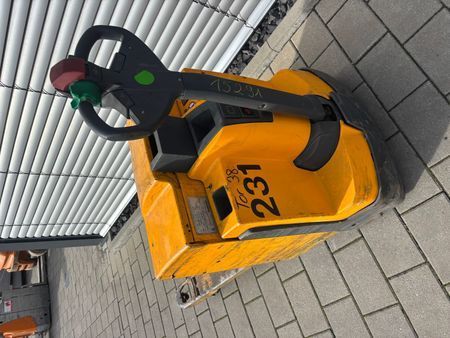 Used material handling equipment Jungheinrich EJE 225 &mdash; Booster Lift