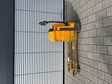 Used material handling equipment Jungheinrich EJE 225 &mdash; Booster Lift