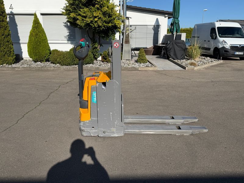 Used material handling equipment Jungheinrich EJD 118 1.6m/ 208mh/ &mdash; Booster Lift