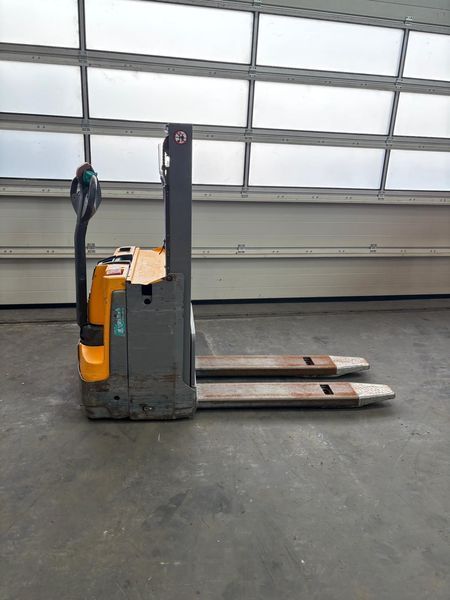 Použit&aacute; manipulačn&aacute; technika Jungheinrich EJD 118 &mdash; Booster Lift