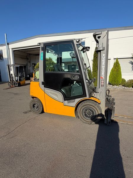 Použit&aacute; manipulačn&aacute; technika Jungheinrich TFG 425s 4v/ 4757h &mdash; Booster Lift