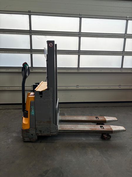 Použit&aacute; manipulačn&aacute; technika Jungheinrich EJD 118 &mdash; Booster Lift