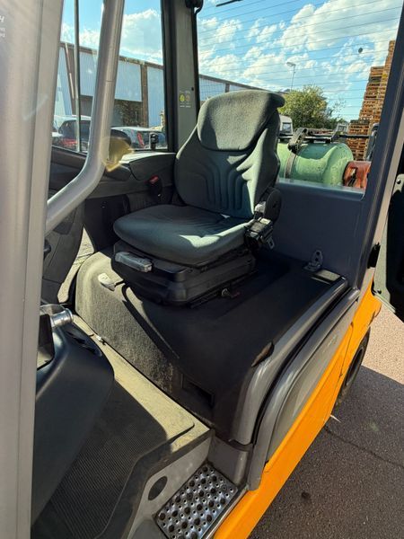 Použit&aacute; manipulačn&aacute; technika Jungheinrich TFG 425s 4v/ 4757h &mdash; Booster Lift