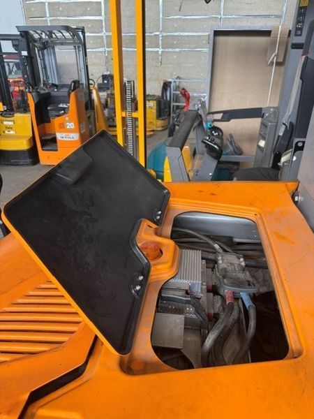 Použit&aacute; manipulačn&aacute; technika Still MX-X &mdash; Booster Lift