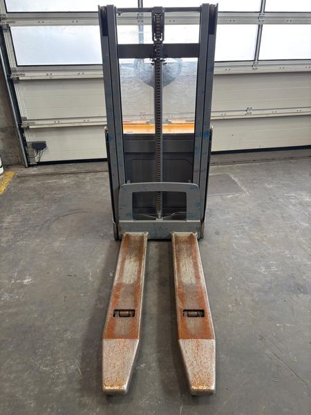Použit&aacute; manipulačn&aacute; technika Jungheinrich EJD 118 &mdash; Booster Lift